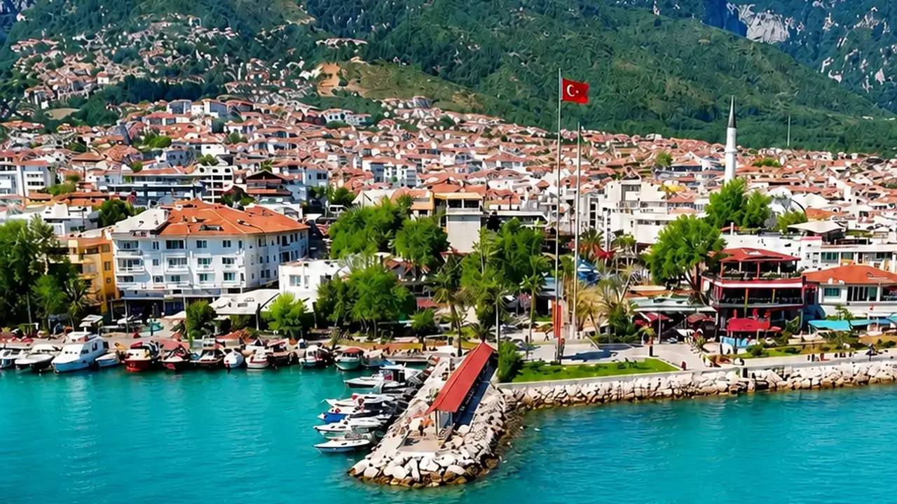 Edremit Körfezi kuzeybatı kıyısı, Kazdağları silueti — Küçükkuyu rehberi
