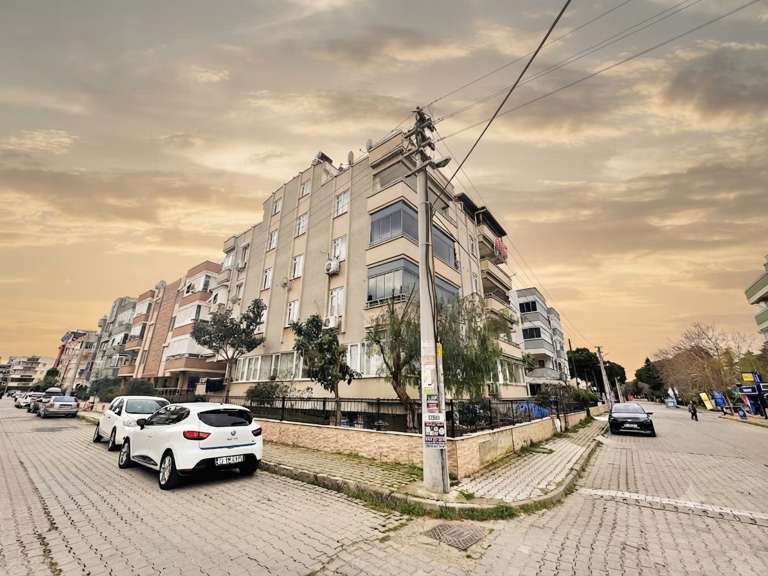 Altınkum'da Satılık 2+1 Daire, Geniş Cam Balkonlu, Arakat Kombili