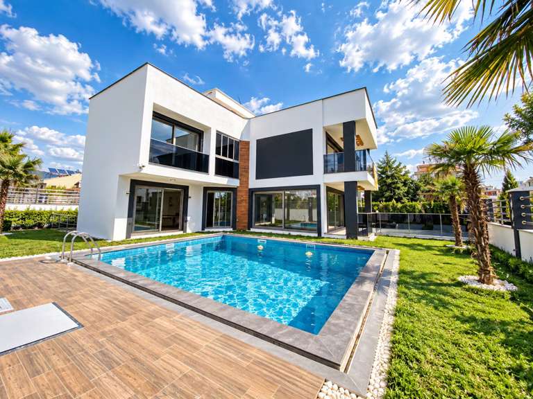 Akçay'da Satılık 4+1 ve Tripleks Villa Balkonlu Doğalgaz Kombili