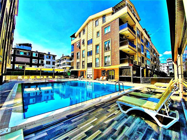 Altınkum Mahallesi'nde Havuzlu, Güvenlikli, Kapalı Otoparklı ve Full Eşyalı 1+0 Stüdyo Daire