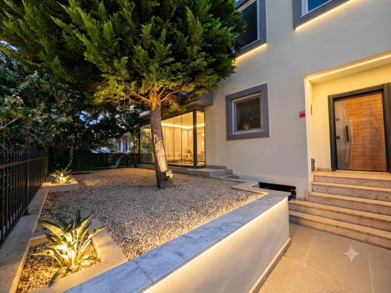 Akçay'da Satılık 3+1 Villa, Denize Yakın, Bahçeli, Teraslı Ev