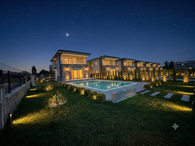 Akçay'da Satılık 3+1 Villa, Havuzlu, Bahçeli, Yerden Isıtmalı