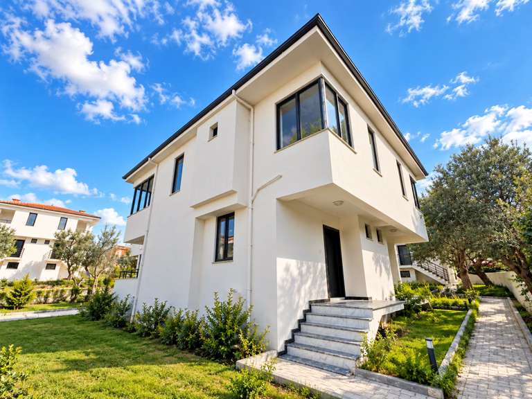 Güre'de Satılık 3+1 ve Villa Sıfır Bina Balkonlu Açık Otoparklı