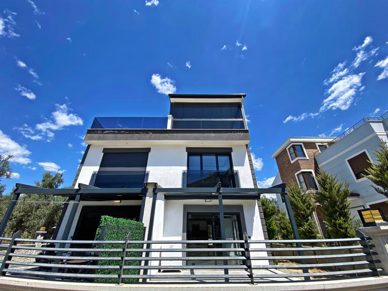 Akçay Merkez'de Kiralık Tripleks Villa, Merkezi, Bahçeli, Teraslı