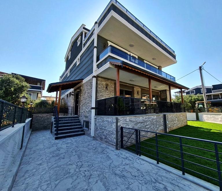 Güre'de Satılık 7+1 Villa, Denize 400 M, Garajlı Ve Teraslı, Şömine