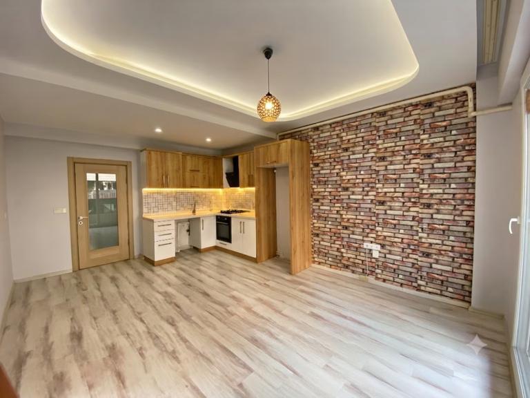 İkizçay'da Satılık 1+1 Daire, Ön Cepheli, Geniş Kapalı Balkonlu Ev