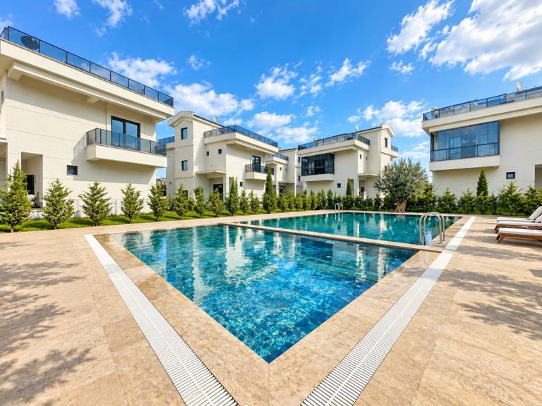 Hamidiye'de Satılık 4+1 ve Tripleks Villa Sıfır Doğalgazlı Balkonlu