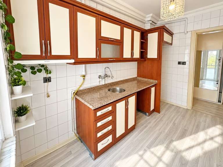 Kadıköy'de Satılık 2+1 ve Daire Balkonlu Doğalgazlı Açık Otoparklı