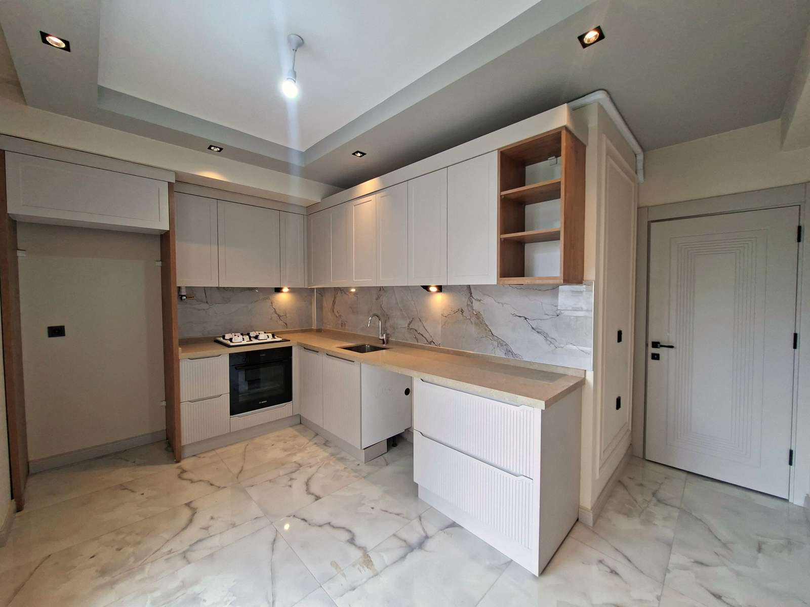 Cennetayağı'nda Satılık 2+1 Daire, Ebeveyn Banyolu, Asansörlü